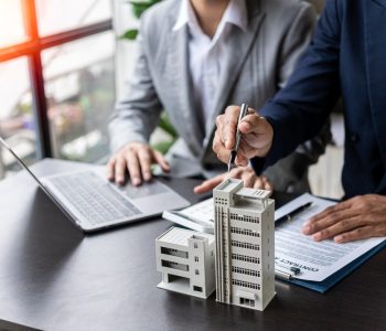 Real,Estate,Agents,Offer,Contracts,To,Buy,Or,Rent,Housing.